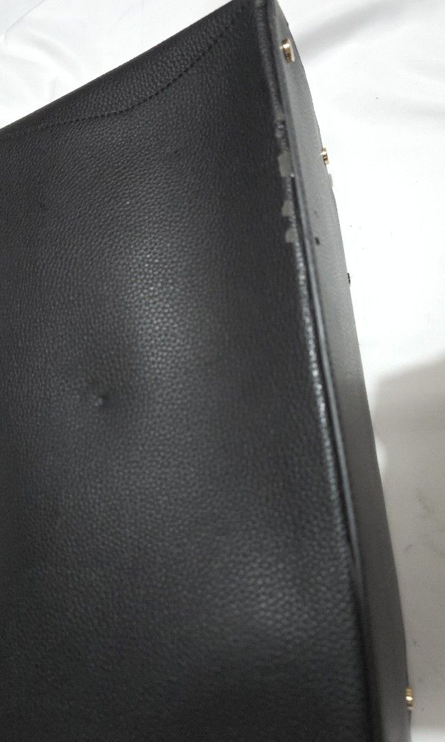 Black Handbag with 3 compartment can fit laptop (Category: Tote Bags) located in Malabon City. Submitted by shopbargainph (Listing ID 1446572066, Image 3). Description: black Handbag can fit laptop stored but never used with 3 compartments, front and 2 middle compartmnet see photos for condition.