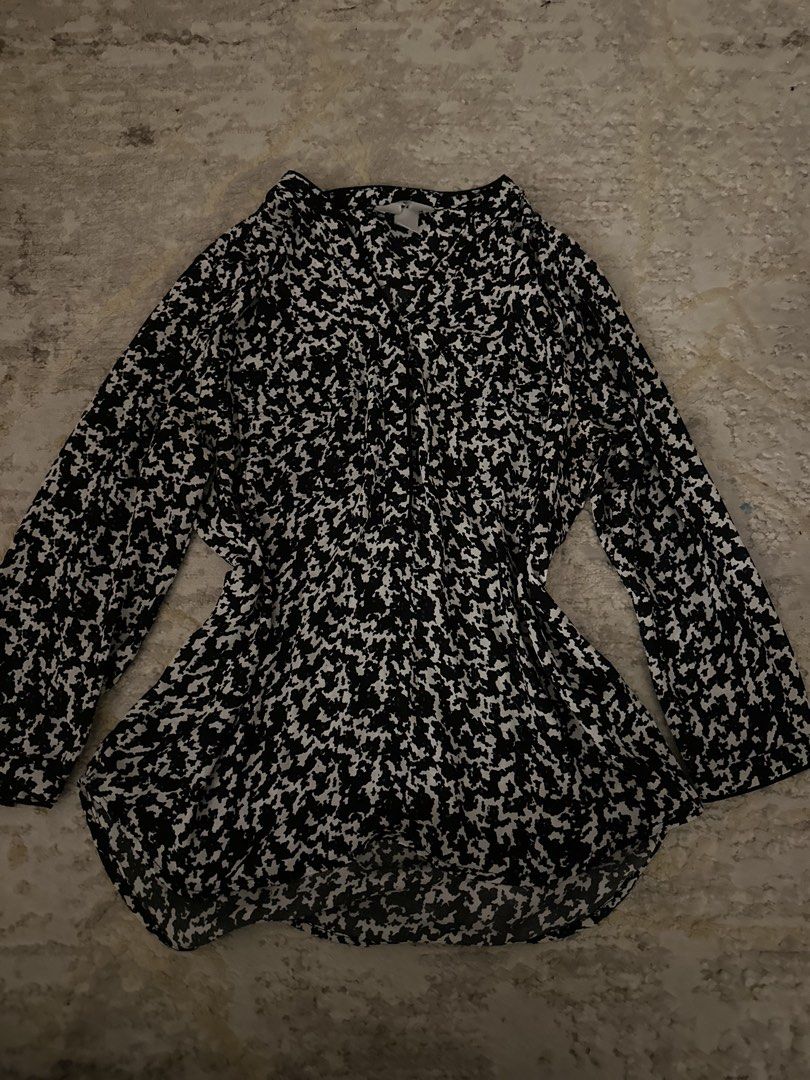 blouse abstrak (Kategori: Gaun & Rok) berada di Jakarta Pusat. Dikirim oleh ikas.preloved (ID iklan 1446556650, Gambar 1). Deskripsi: no minus .