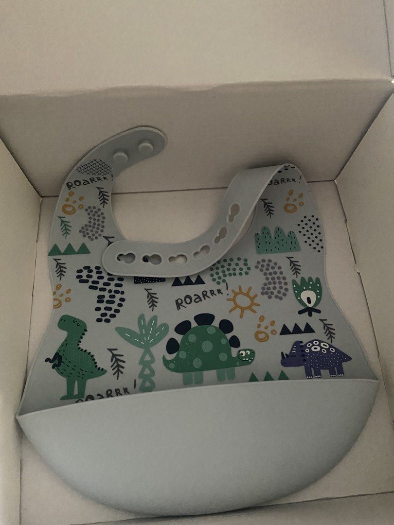 Bollie Emmie Complete Mealtime Set - Ages 6m+ (Category: Weaning & Toddler Feeding) located in Batangas. Submitted by chicago2022 (Listing ID 1446619987, Image 3). Description: Complete silicone mealtime set for babies 6+ months. Includes bib, bowl, plate, cup with straw, spoon, and fork. Food-grade, BPA & phthalate-free for safe and fun feeding..