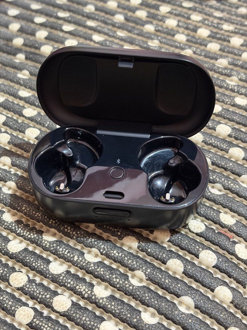 Bose QC 1 Earbuds charging case only(black) (Category: Earphones) located in Dasmarinas. Submitted by markusi22 (Listing ID 1446667084, Image 1). Description: .