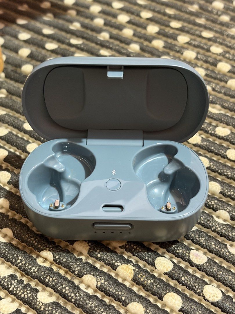 Bose QC 1 Earbuds charging case only(blue) (Category: Earphones) located in Dasmarinas. Submitted by markusi22 (Listing ID 1446667236, Image 1). Description: .