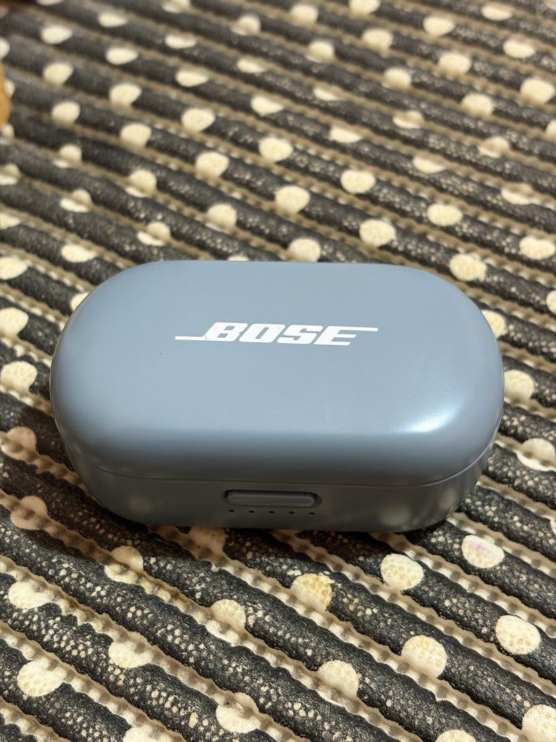 Bose QC 1 Earbuds charging case only(blue) (Category: Earphones) located in Dasmarinas. Submitted by markusi22 (Listing ID 1446667236, Image 2). Description: .