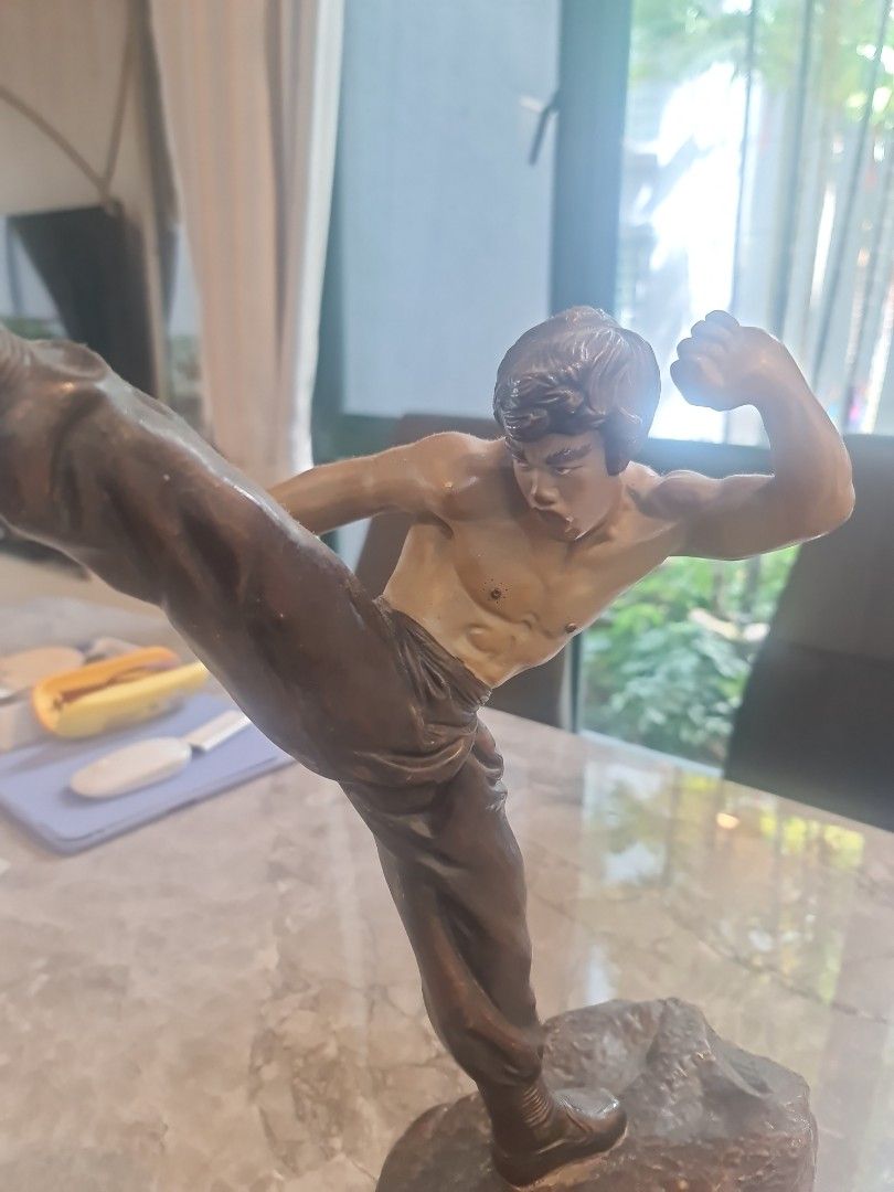 Bruce Lee statue (Category: Toy Figures) located in Singapore. Submitted by a.kong (Listing ID 1446563607, Image 2). Description: A very good statue of Bruce Lee in Kicking stance. Measurement 17" (Ht) by 12 " (platform). Price is for the stature & poster..
