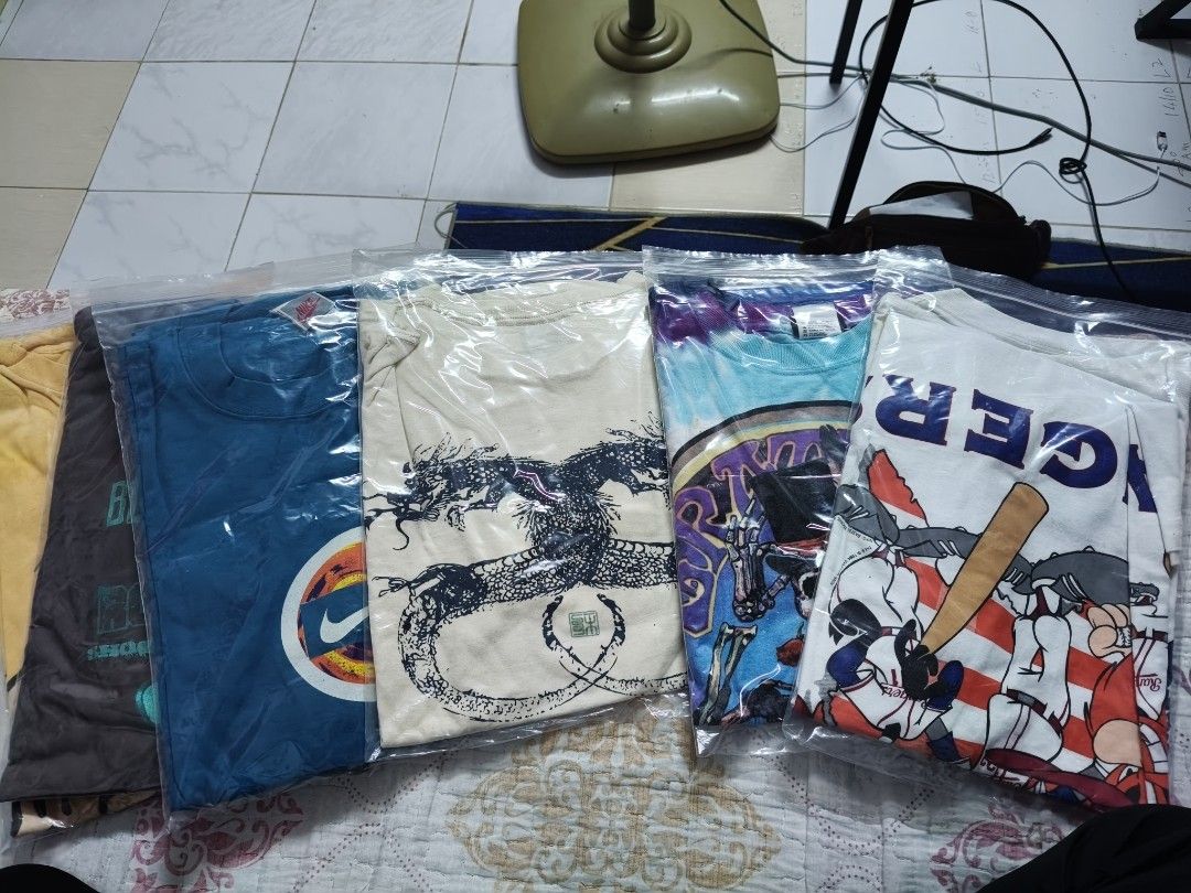 Bundle combo (Category: Activewear) located in Batu Pahat. Submitted by miracle010 (Listing ID 1446668438, Image 1). Description: Nike Oval size L stussy size M Warner bros size XL all vinta item like new combo or single can.