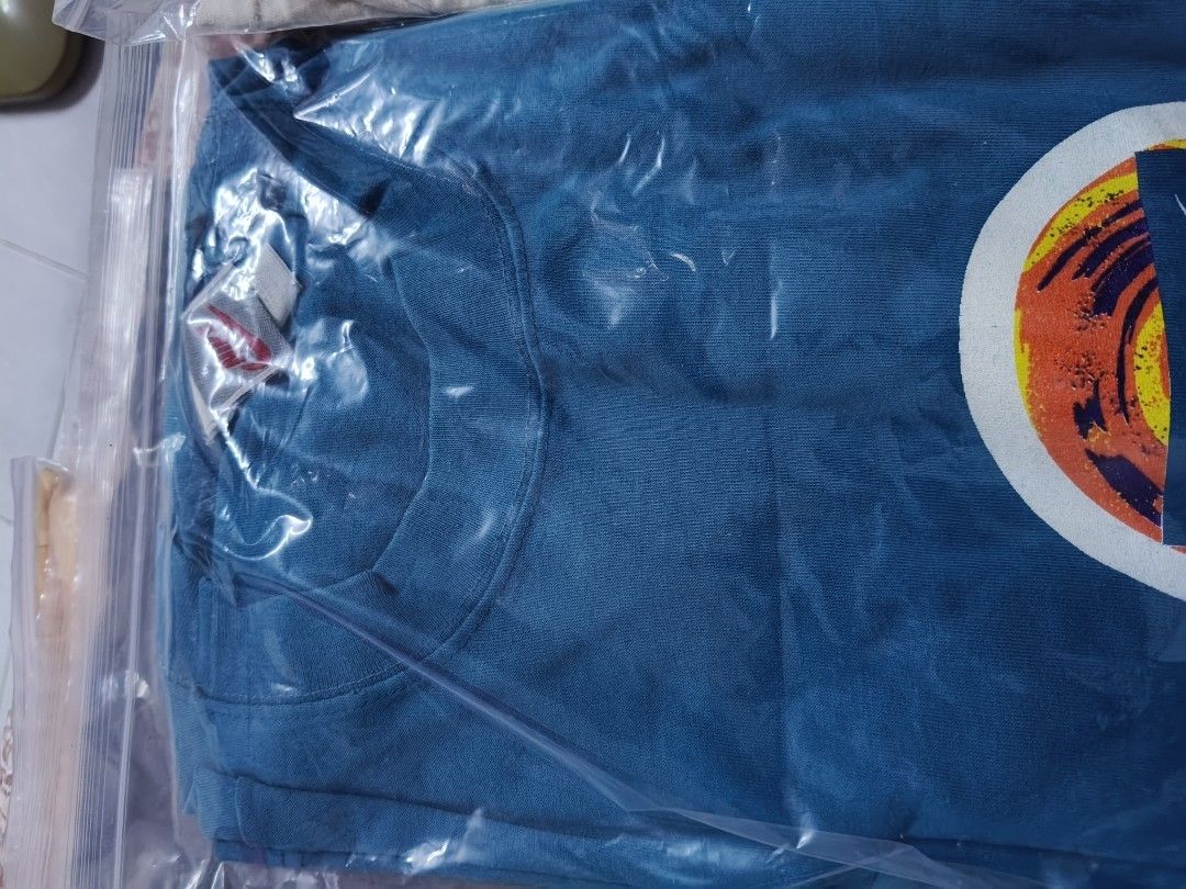 Bundle combo (Category: Activewear) located in Batu Pahat. Submitted by miracle010 (Listing ID 1446668438, Image 2). Description: Nike Oval size L stussy size M Warner bros size XL all vinta item like new combo or single can.