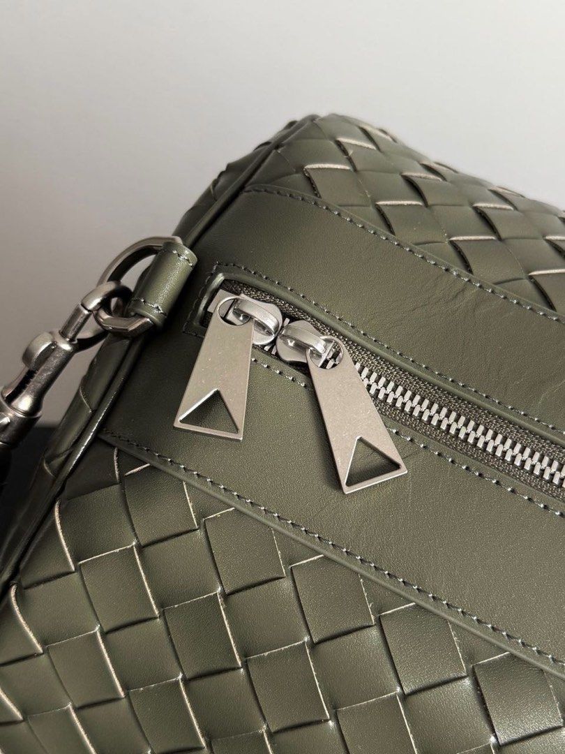 BV (Category: Bags & Wallets) located in Kuala Lumpur. Submitted by kiokz (Listing ID 1446587136, Image 3). Description: Here’s a natural and premium English translation suitable for luxury product listings: **BV** **BV Intrecciato Woven Travel Bag** 🧳 **Style: 795287** An extra-large capacity travel bag crafted with exceptional quality to meet all your travel needs. Made from supple woven calf leather inside and out, it showcases a luxurious an