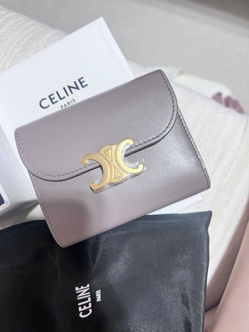 CELINE 中銀包 （分類：手袋及銀包）位於 Hong Kong。 由 jul1256 提交（商品編號 1446686956，圖片 3）。簡介： 有卡位同散紙位，好實用。連盒連塵袋，有驗證咭聯合全新未用過 送禮自用都得。 CELINE Small Flap Wallet TRIOMPHE in Shiny Calfskin（亮面牛皮凱旋門短銀包），顏色是 Pebble（大象灰 色)。