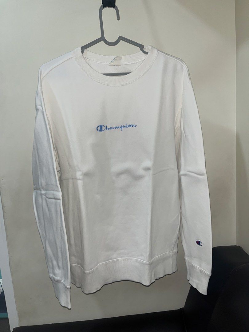Champion White Crewneck Sweatshirt (Category: Coats, Jackets and Outerwear) located in Pasig City. Submitted by leel_real (Listing ID 1446567274, Image 1). Description: - Classic white Champion sweatshirt - Embroidered Champion logo on the chest - Small Champion logo detail on the sleeve - Comfortable crewneck design - Long sleeves - Ideal for everyday casual wear - M on tag (Fits Small to Medium).