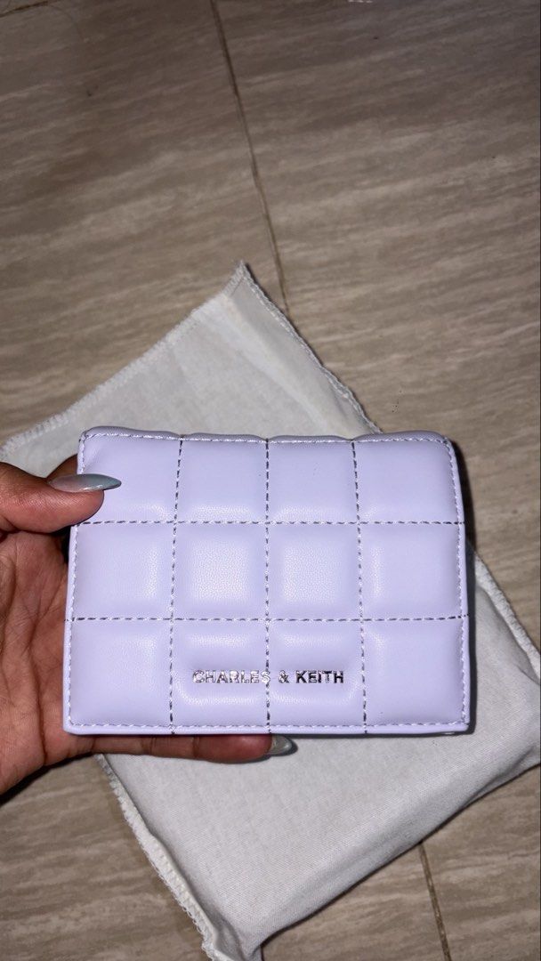 Charles and keith wallet （分類：銀包、卡片套）位於 Hong Kong。 由 calmdragon.89f931 提交（商品編號 1446543565，圖片 1）。簡介： Charles and Keith wallet new, lilac, never use, bought on store in mongkok, still have tag and dust bag。