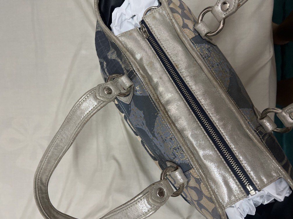 Coach Patchwork Denim (Category: Shoulder Bags) located in Johor Bahru. Submitted by y2kcarry (Listing ID 1446667431, Image 3). Description: -the tag inside are gone -have signs of used.