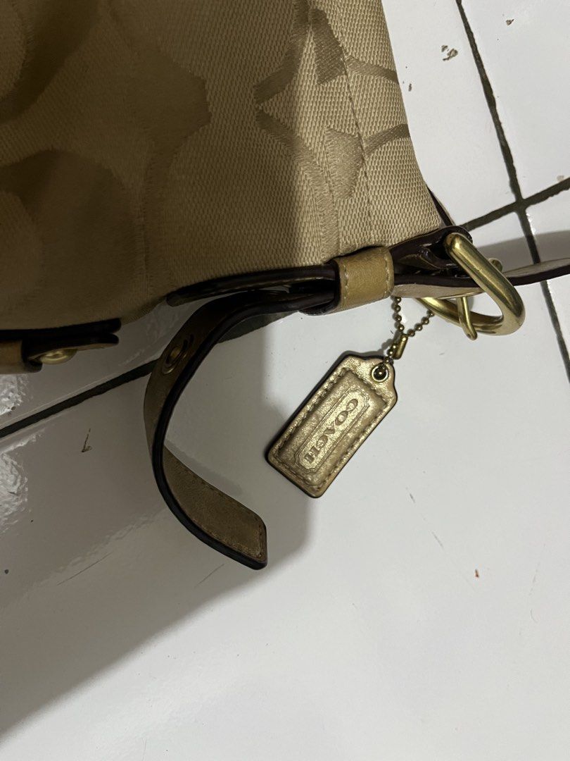 Coach vintage bag (Kategori: Tas & Dompet Wanita) berada di Jakarta Timur. Dikirim oleh cheersi.co (ID iklan 1446672311, Gambar 2). Deskripsi: -only bag -no dustbag, no card, no paper bag -minus pemakaian pribadi di kulit tasnya .