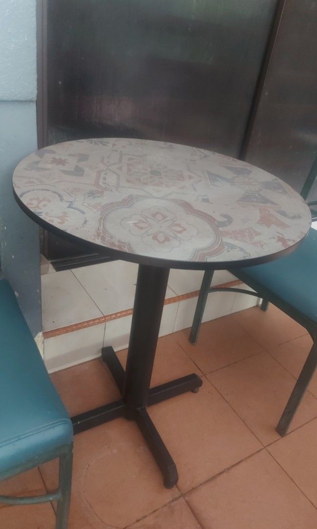 Coffee table/cafe table (Category: Coffee & Tea Tableware) located in Batu Gajah. Submitted by zackhozaini (Listing ID 1446707928, Image 2). Description: 4 set coffee table/cafe table bulat seperti gambar (1 set 2 kerusi petak/industri) self pickup(batu gajah,perak) nego sampai jadi berminat boleh w/a 017 583 1153 jika 1 set sahaja rm350.