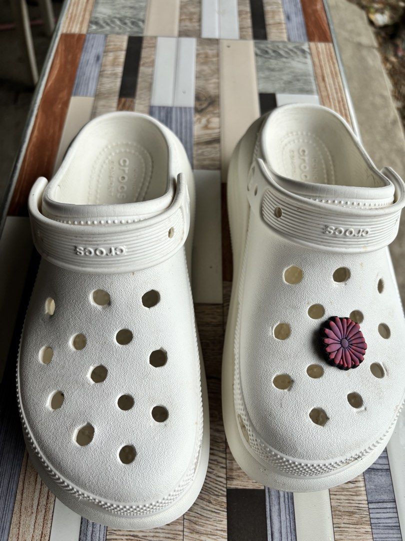 Crocs Platform Clogs (Category: Slippers and slides) located in Quezon City. Submitted by fromkalumalaheights (Listing ID 1446586760, Image 1). Description: .