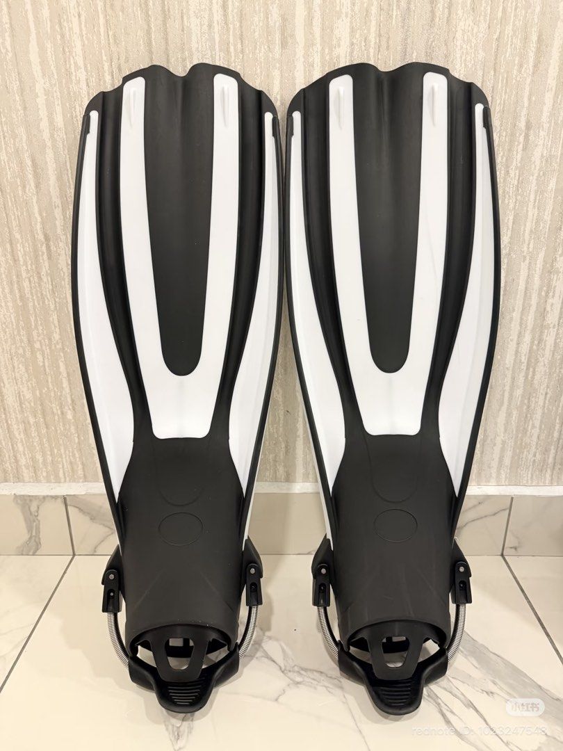 Diving Fin (Category: Water Sports) located in Kuala Lumpur. Submitted by zfyeoh (Listing ID 1446700907, Image 1). Description: Brand: Easy Dive Condition: 100% New (Never Use) Size: L .