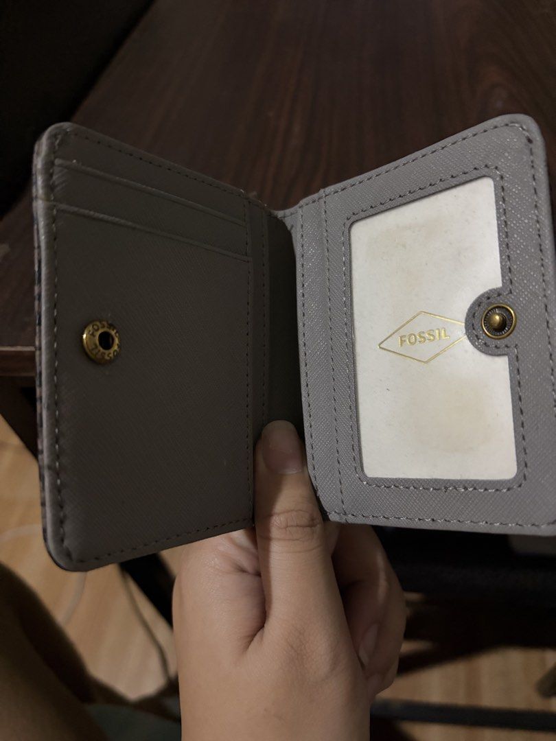 Fossil Card Holder (Category: Wallets & Card holders) located in Manila. Submitted by declutterpony (Listing ID 1446702104, Image 2). Description: From US. Bagsak presyo na bc I prefer bigger wallets wala na talaga gagamit dito lol.