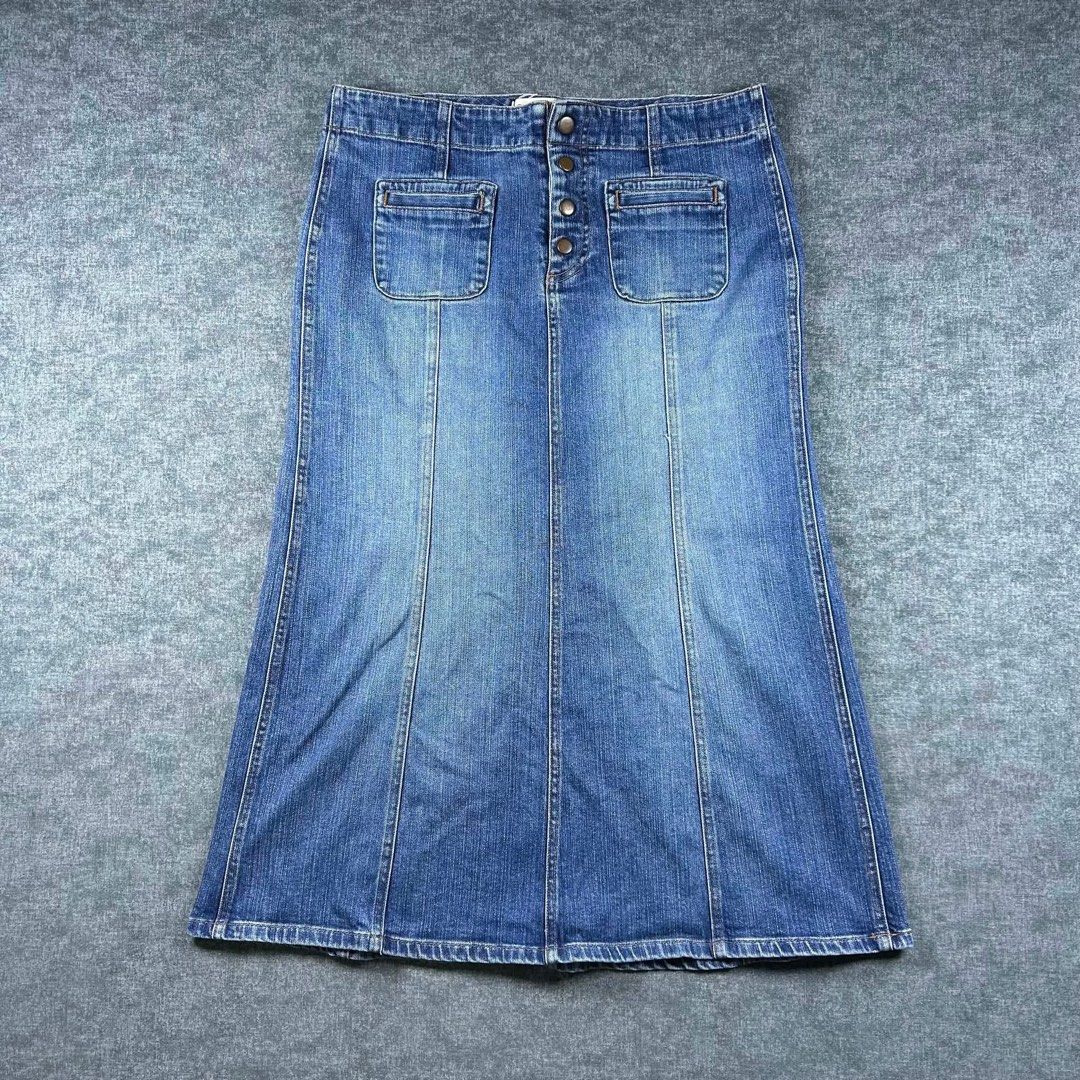 Gap Stretch Long Denim Skirt (Category: Skirts) located in Manila. Submitted by emvishop (Listing ID 1446608004, Image 1). Description: Gap Stretch Long Denim Skirt Price: PHP 500 Dimension: 34 x 32 x 26.5 Condition: Good Condition Store SKU: A-61 Please don’t hesitate to message us for inquiries or assistance with your transaction. (take note that the color may appear different due to lighting conditions.