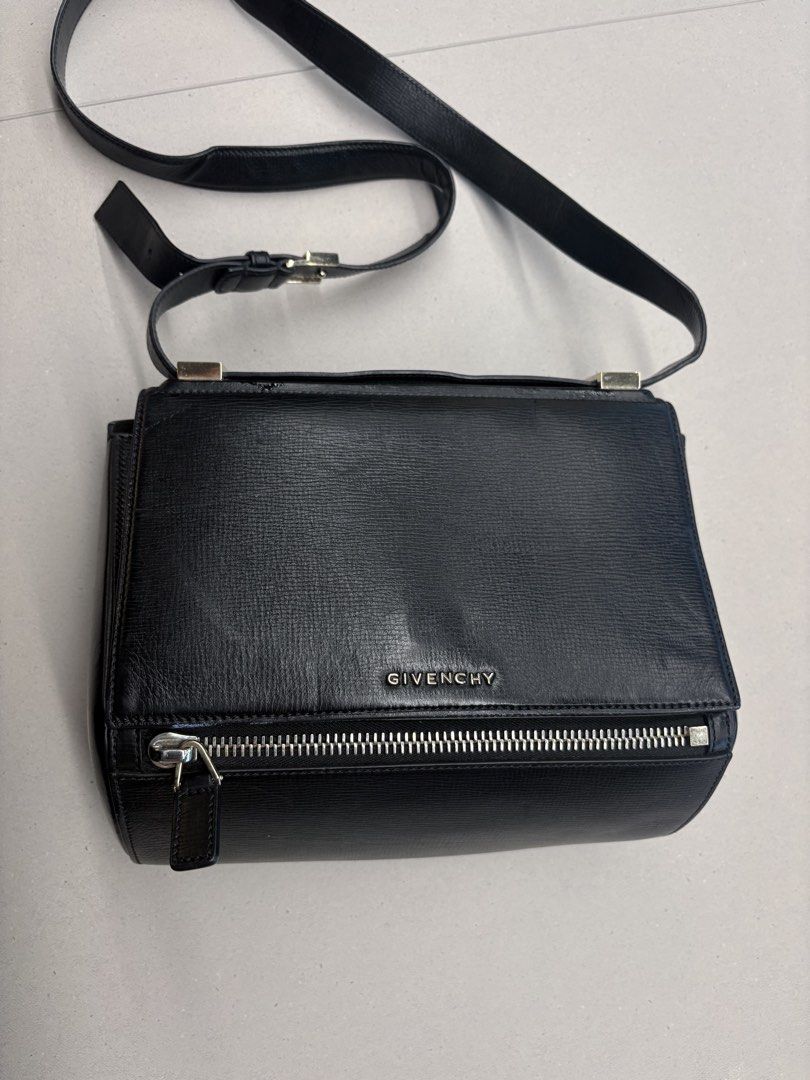 Givenchy Pandora Box （分類：手袋及銀包）位於 Hong Kong。 由 lualw 提交（商品編號 1446633688，圖片 1）。簡介： 70%新 平時好少用 有意購買可少議 。