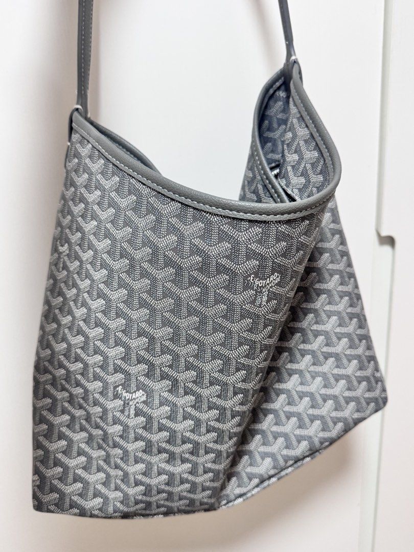 Goyard hobo （分類：手袋及銀包）位於 Hong Kong。 由 wutree 提交（商品編號 1446683510，圖片 1）。簡介： Goyard hobo bag 幾乎全新 微瑕 冇風塵袋 平出 非介意者可聯絡 只限順豐。