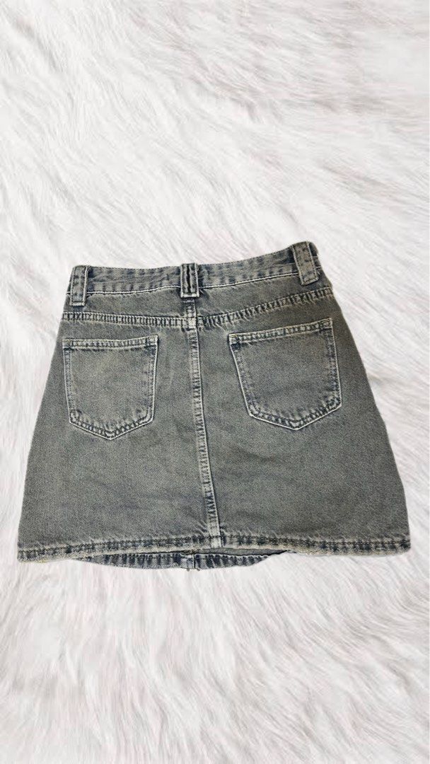 Grey Denim Mini Skirt with Inner short (Category: Skirts) located in Manila. Submitted by bea50134 (Listing ID 1446645416, Image 2). Description: Size: small to medium Measurements: Waist - 67 cm Length - 39 cm.
