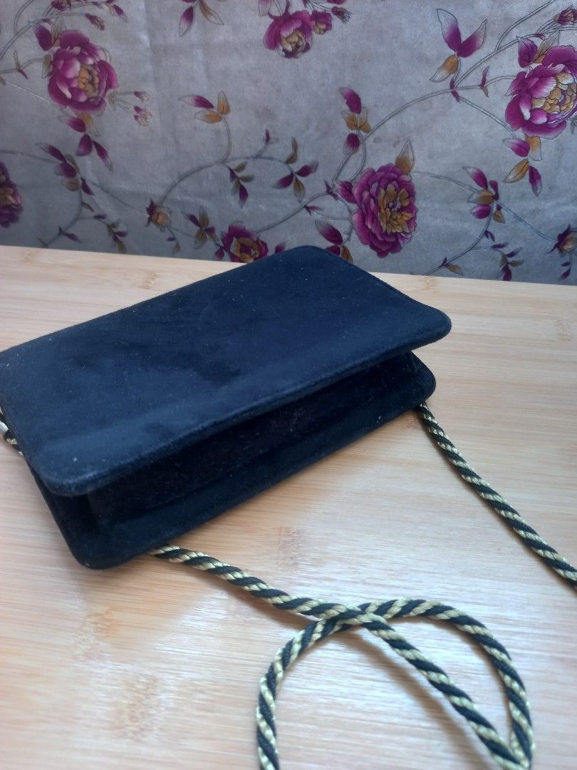 Gucci sling bag (Category: Luxury Bags & Wallets) located in Pasig City. Submitted by celestine1101 (Listing ID 1446639882, Image 2). Description: 8/10 condition Signs of use RFS: Declutter Negotiable for sure takers Cannot guarantee authenticity since I'm only decluttering.