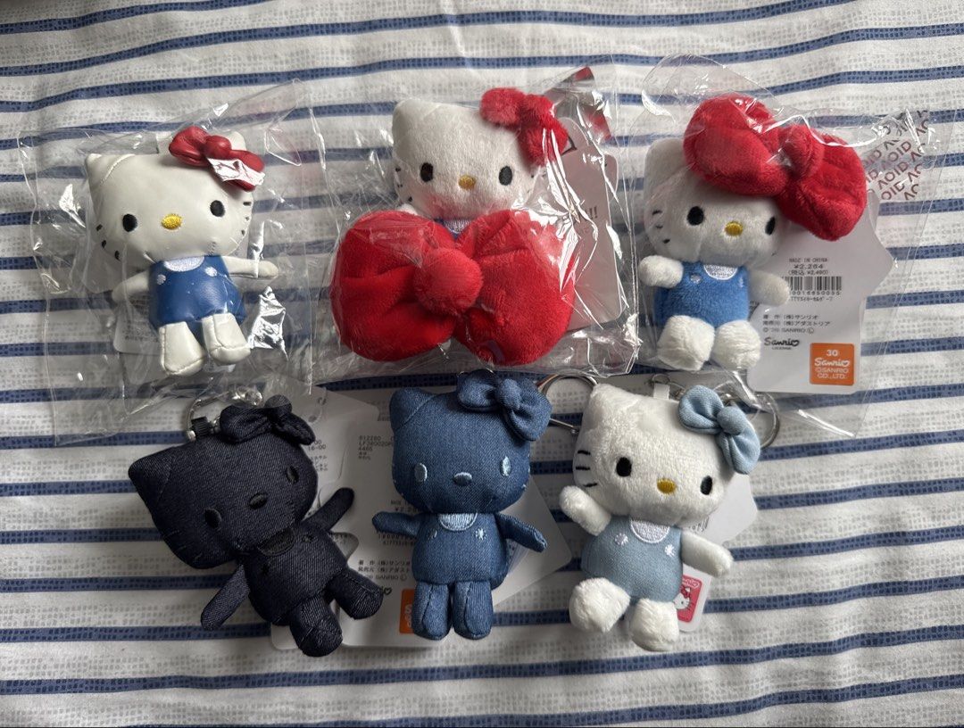 Hello Kitty 吊飾公仔 LOWRYS FARM X and ST （分類：絨毛玩具）位於 Hong Kong。 由 sukit111 提交（商品編號 1446632782，圖片 1）。簡介： 有紅色蝴蝶結、藍色牛仔褲款，仲有黑色款。全部都係獨立包裝 $199 @ 1。