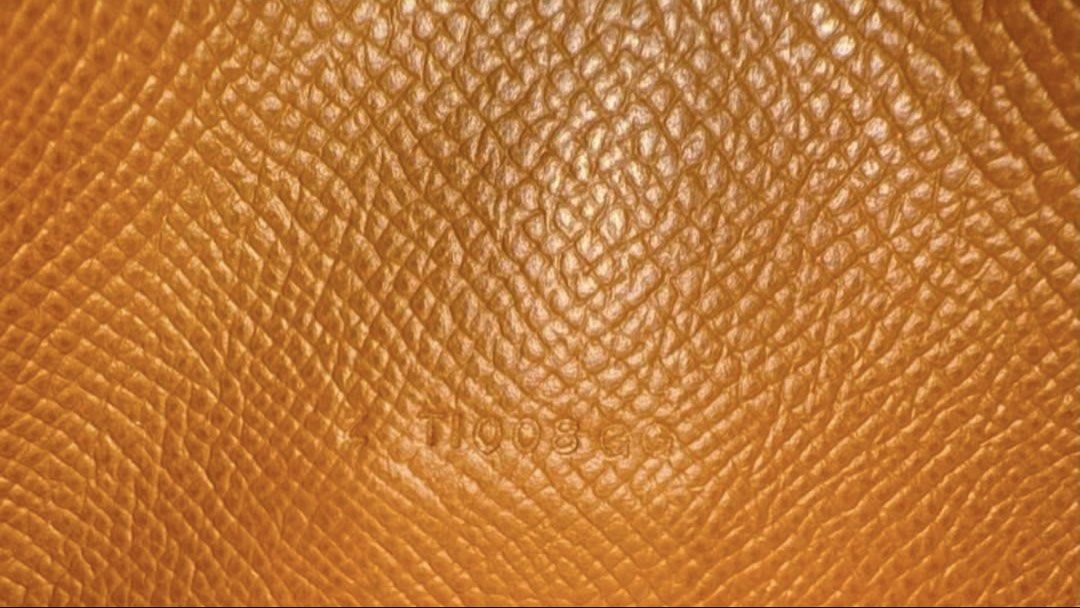 Hermes Bearn Wallet (gold on gold) (Category: Luxury Bags & Wallets) located in Cavite. Submitted by okaypreloved (Listing ID 1446611618, Image 3). Description: •TARNISHED HARDWARE •BROKEN STITCHINGS •WORN OUT COLOR •STRAP ALREADY FLIMSY (DIFFICULT TO TUCK BACK IN)(SOFT ALREADY) bought here in carousel as well but never used https://www.hermes.com/pt/en/product/bearn-wallet-H084871CC37/ ALL SALES ARE FINAL AND NONRETURNABLE.