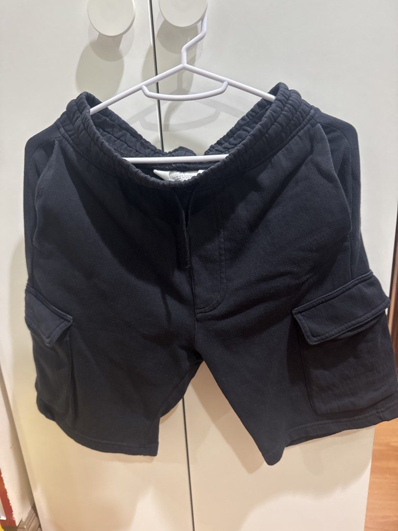 H&M Black Cargo Shorts fits 7-10yo (Category: Babies & Kids Fashion) located in Binan City. Submitted by mituz (Listing ID 1446548789, Image 1). Description: - Brand: H&M - Color: Black - Style: Cargo Shorts - Size: 12-13 years - Features: Elastic waistband with drawstring, two side pockets, two cargo pockets - Material: Comfortable fabric - Ideal for: Casual wear.