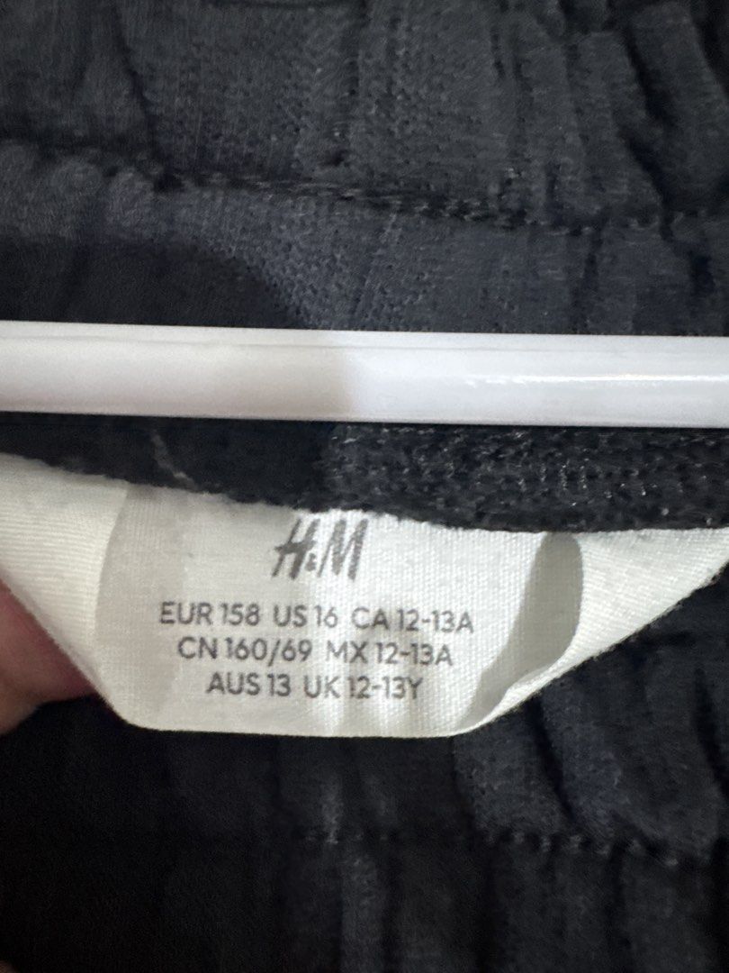 H&M Black Cargo Shorts fits 7-10yo (Category: Babies & Kids Fashion) located in Binan City. Submitted by mituz (Listing ID 1446548789, Image 2). Description: - Brand: H&M - Color: Black - Style: Cargo Shorts - Size: 12-13 years - Features: Elastic waistband with drawstring, two side pockets, two cargo pockets - Material: Comfortable fabric - Ideal for: Casual wear.