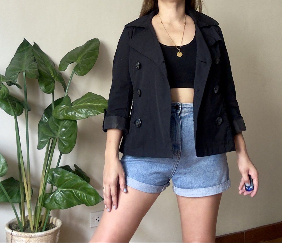 H&M Black Double-Breasted Jacket,xs to s (Category: Coats, Jackets and Outerwear) located in Mandaluyong City. Submitted by roxieeeeeee (Listing ID 1446697522, Image 2). Description: - Black cropped jacket - Double-breasted button closure - Three-quarter sleeves with rolled cuffs - Ideal for layering over tops or dresses - Versatile for casual or smart-casual looks - Easy to style ✅ Like new condition ✅ Ships 1 day after payment ✅ Please allow 1 