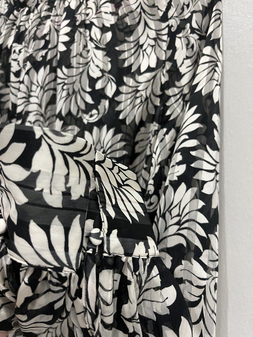 h&m chiffon blouse (Category: Blouses) located in Johor Bahru. Submitted by poppy.petals_ (Listing ID 1446648306, Image 3). Description: .