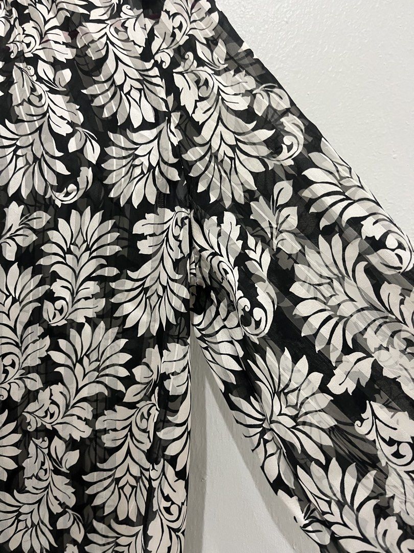 h&m chiffon blouse (Category: Blouses) located in Johor Bahru. Submitted by poppy.petals_ (Listing ID 1446648306, Image 2). Description: .