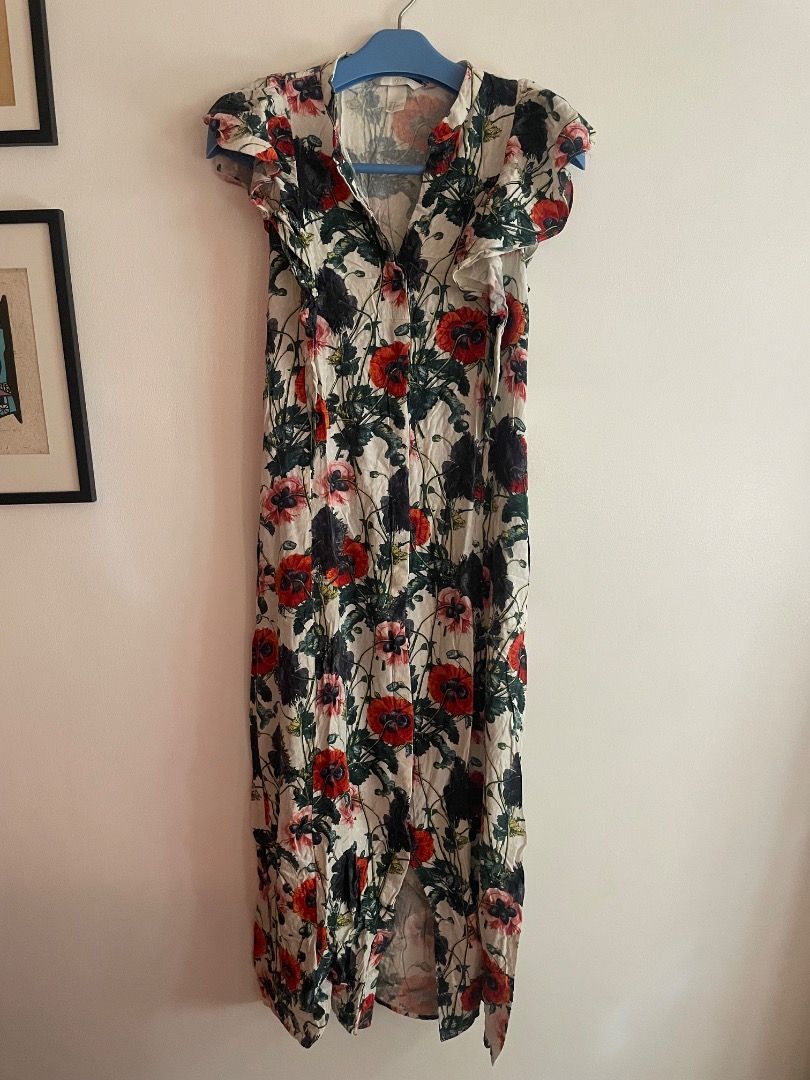 H&M Floral Maxi Dress with Button Front (Category: Dresses) located in Paranaque City. Submitted by cngaya (Listing ID 1446627785, Image 2). Description: - Cream maxi dress - Bold red, navy and green floral print - Short flutter sleeves - Button-down front - Subtle textured fabric pattern - Perfect for casual outings or summer events - Size: EUR 34 - Please do not send me lowball offers, I would appreciate it if respect would be given to the list
