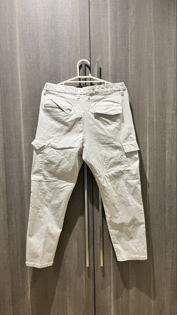 H&M Slim Fit Cargo Pants White Size 33 (Category: Jeans) located in Quezon City. Submitted by luissso_ (Listing ID 1446571101, Image 3). Description: - Brand: H&M - Fit: Slim Fit - Color: White - Size: 33 (EUR 33, US 33, CA 33, MX 33, CN 175/84A) - Features: Multiple pockets for ample storage - Occasion: Great for casual wear.