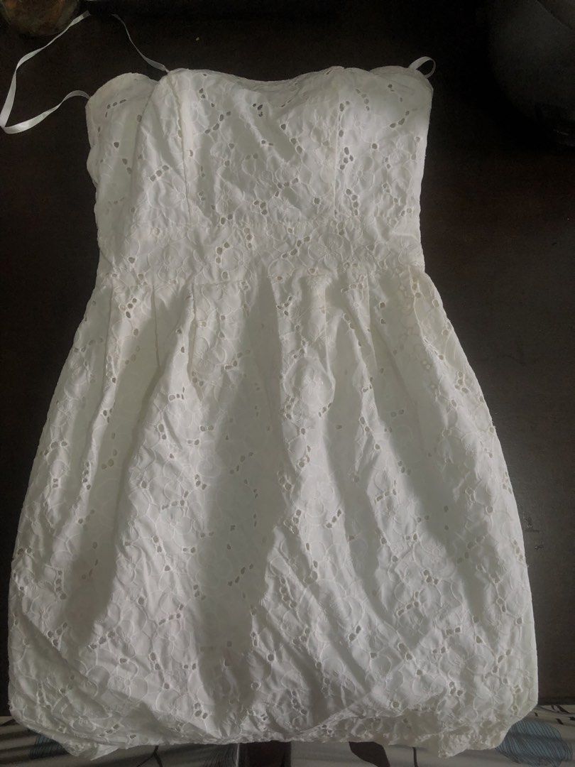 H&M White Eyelet Strapless Bubble Hem Dress (Category: Dresses) located in Manila. Submitted by ninin03 (Listing ID 1446558241, Image 1). Description: - White strapless dress from H&M - Features a pretty all-over eyelet pattern - Bubble hem style - Detachable straps included - Ideal for summer occasions.