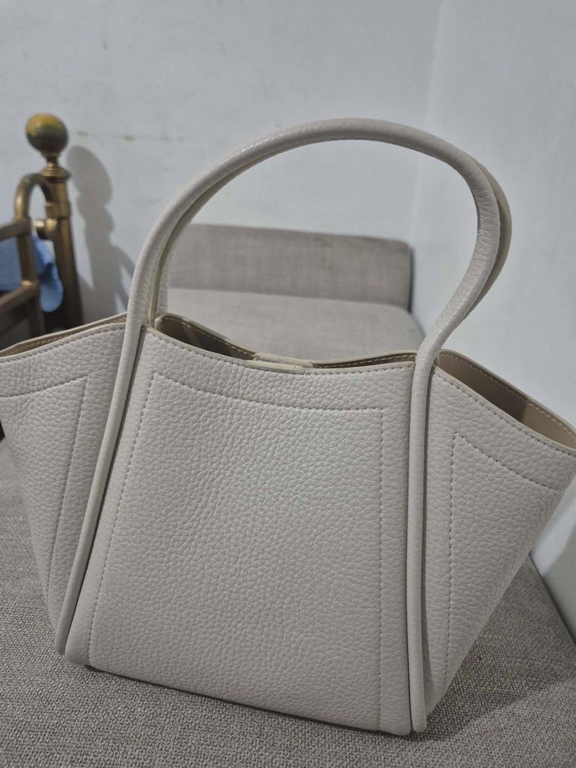 Imported Bags for sale! (Category: Shoulder Bags) located in Manila. Submitted by hellovhecka (Listing ID 1446552284, Image 3). Description: ASSORTED IMPORTED BAGS FOR SALE LAHAT ORIGINAL PM ME SA PRICES!!! .