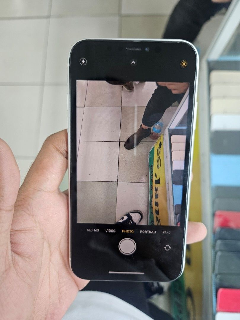 Iphone XR 128gb White (Category: Others) located in Pasay City. Submitted by son_castor (Listing ID 1446650938, Image 3). Description: no issue direct message lang kayo w free case and charger may scarcth ng konti sign of ussage LLA/ us model with face id.