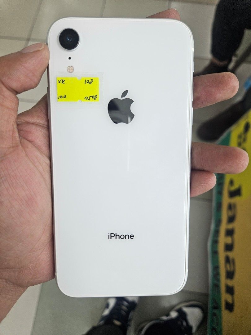 Iphone XR 128gb White (Category: Others) located in Pasay City. Submitted by son_castor (Listing ID 1446650938, Image 2). Description: no issue direct message lang kayo w free case and charger may scarcth ng konti sign of ussage LLA/ us model with face id.