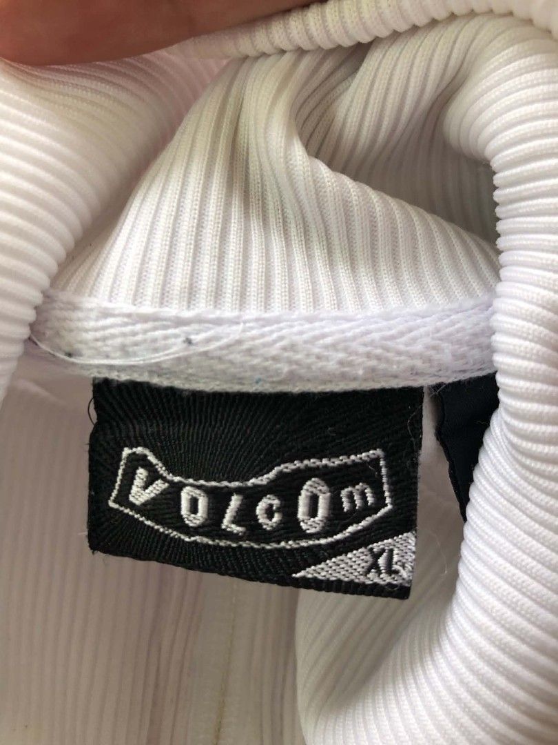 Jacket (Category: Coats, Jackets and Outerwear) located in Hindang. Submitted by jevjev-1020 (Listing ID 1446598507, Image 3). Description: Volcom jacket Excellent condition color rate 10/10 size XL dimes 27×22 No issue 📌480 + sf DM ME📩📩 Hindang, Leyte - Visayas.