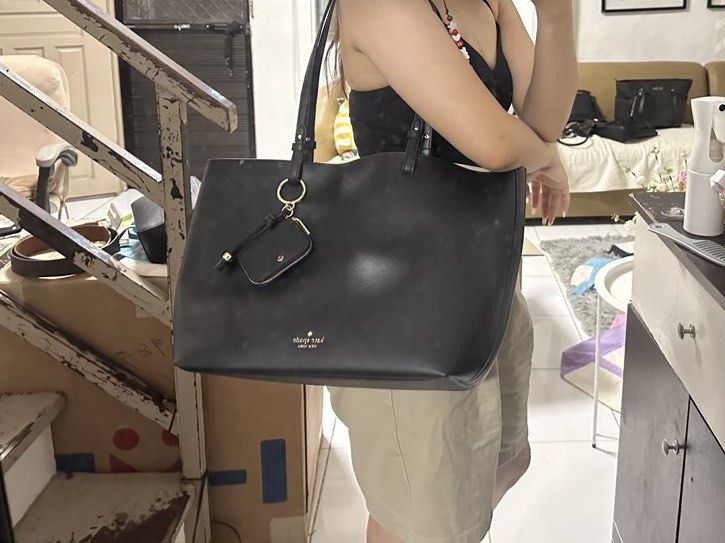 kate spade black tote/office bag (Category: Tote Bags) located in Manila. Submitted by jeilantern (Listing ID 1446667826, Image 2). Description: original kate spade from us! comes with paper bag & dust bag was a gift for me but not my style : > last price, will not entertain offers dm me for more pics loc: manila (espana)/laguna (calamba) mod: sdd or meetup only ! mop: gcash/bank transfer.
