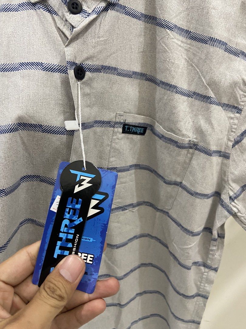Kemeja cowo terbaru (Kategori: Baju Luaran) berada di Palembang. Dikirim oleh storefasionv1 (ID iklan 1446708447, Gambar 2). Deskripsi: Kemeja cowo terbaru Harga 60 Size L pemesan langsung lewat pesan Untuk pengiriman bisa JNE,JNT,dll Harga bisa nego tipis ya.