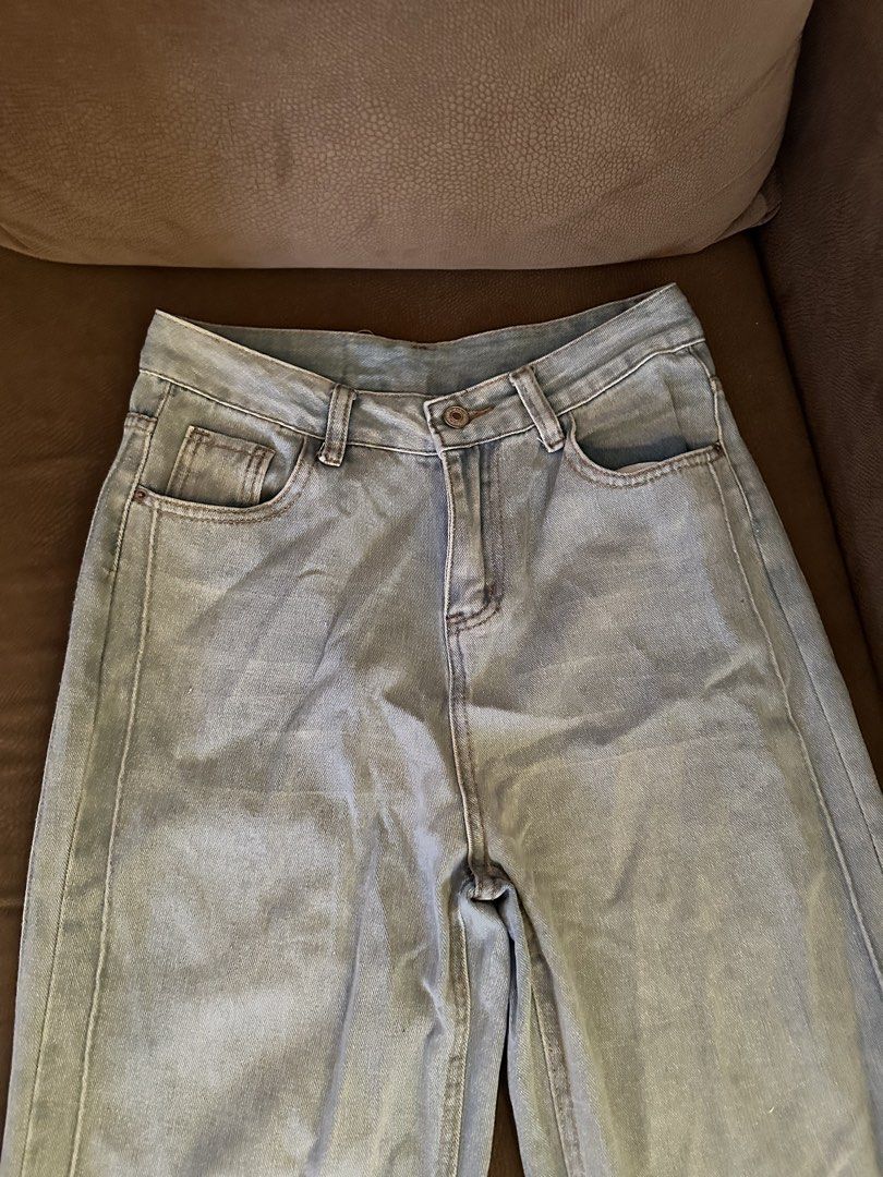 Light denim highwaist baggy pants (Category: Jeans) located in Makati City. Submitted by jannst (Listing ID 1446607323, Image 2). Description: .
