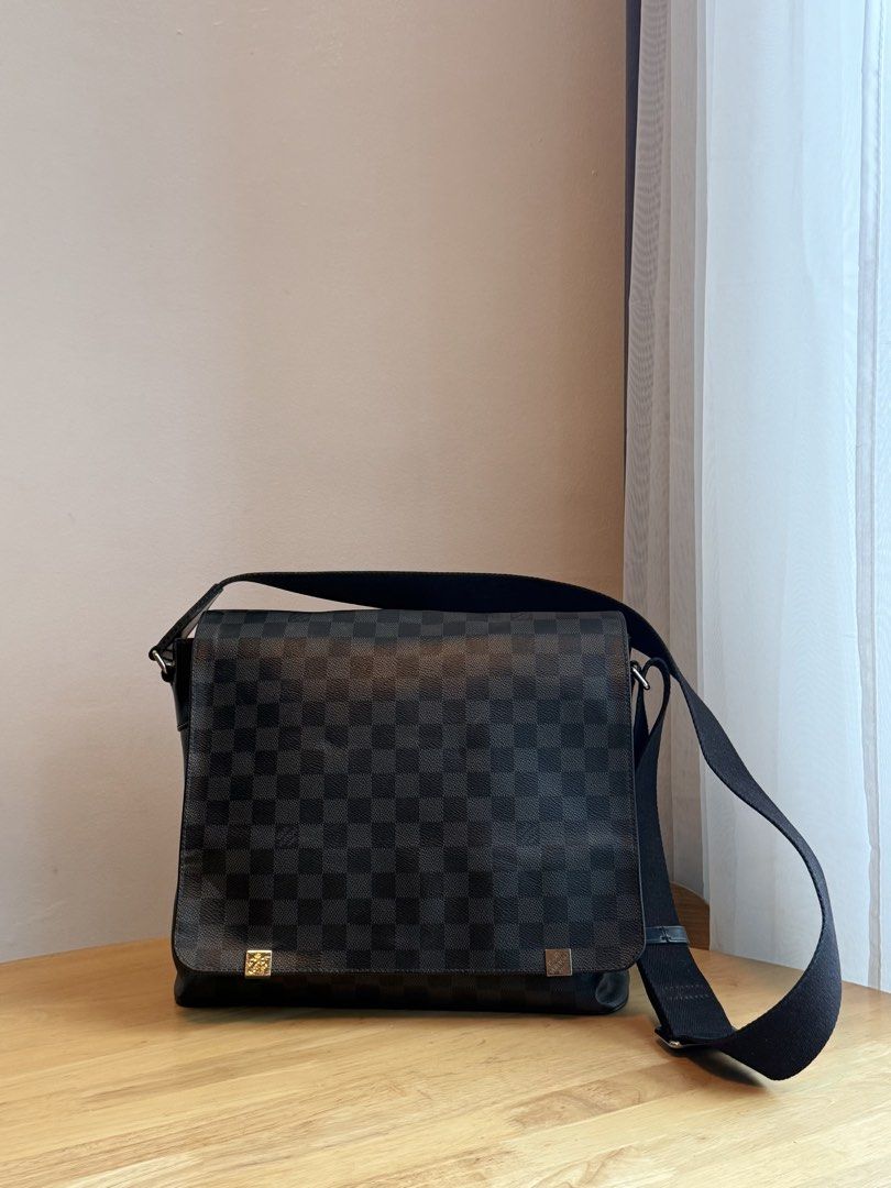 Louis Vuitton District Messenger Bag (Category: Luxury Bags & Wallets) located in Dagupan City. Submitted by barcelonaa35153 (Listing ID 1446550075, Image 2). Description: Authentic .