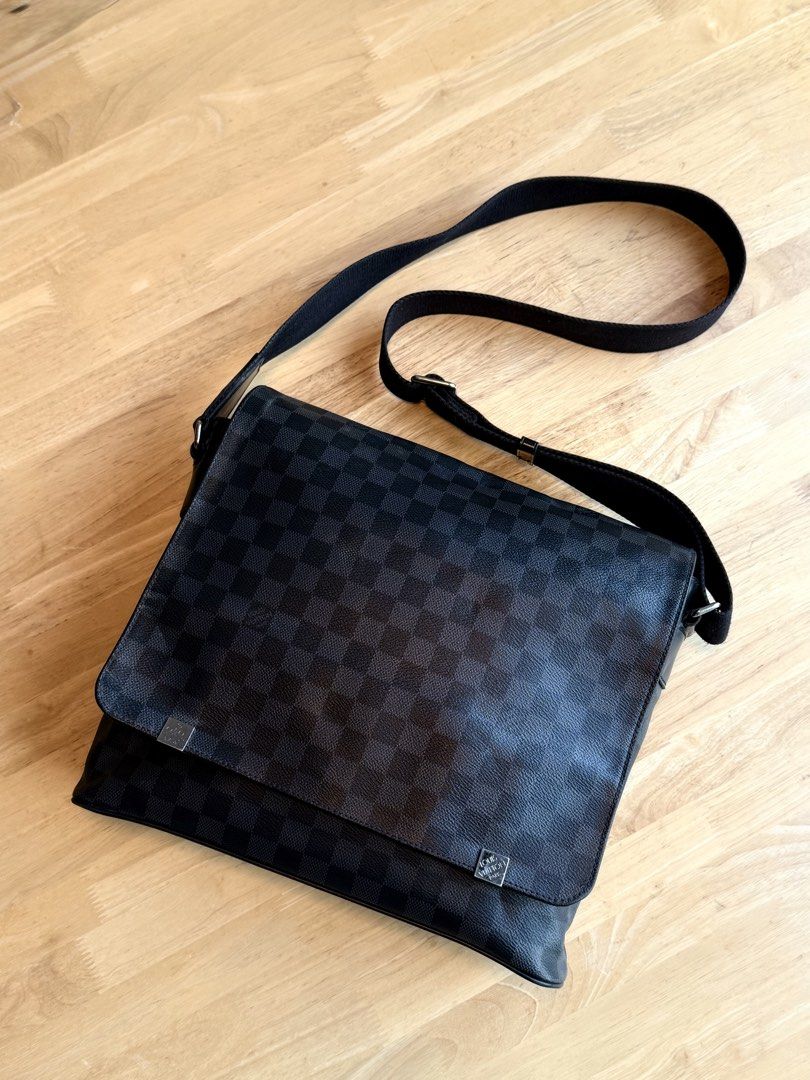 Louis Vuitton District Messenger Bag (Category: Luxury Bags & Wallets) located in Dagupan City. Submitted by barcelonaa35153 (Listing ID 1446550075, Image 1). Description: Authentic .