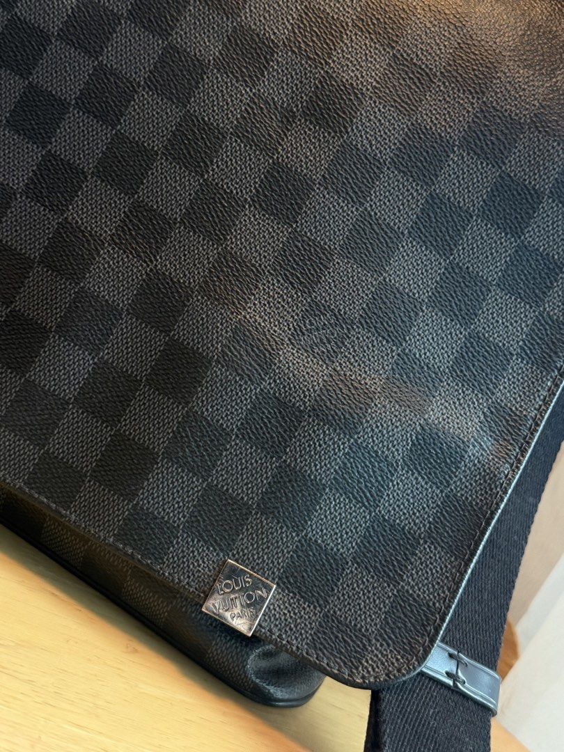 Louis Vuitton District Messenger Bag (Category: Luxury Bags & Wallets) located in Dagupan City. Submitted by barcelonaa35153 (Listing ID 1446550075, Image 3). Description: Authentic .