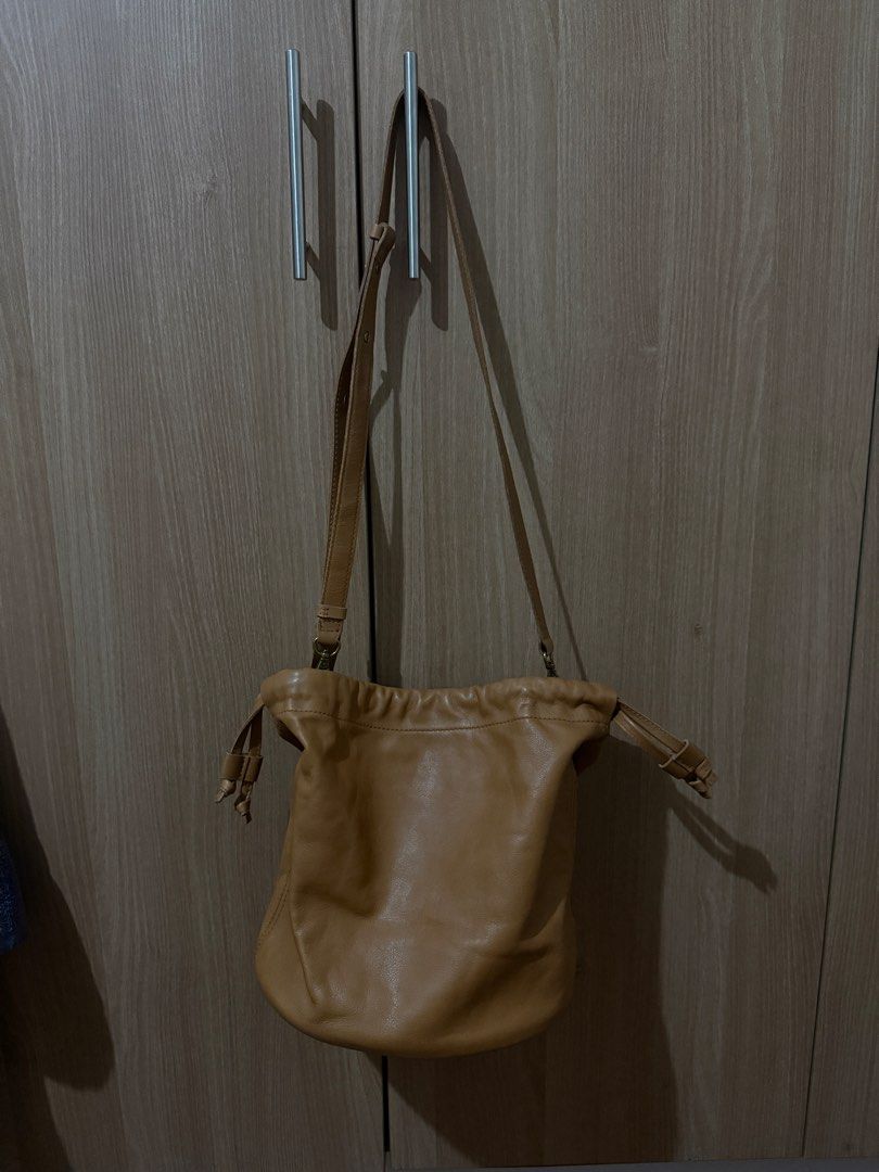 Madewell Leather Drawstring Bucket Bag Tan (Category: Cross-body Bags) located in Quezon City. Submitted by jong_17 (Listing ID 1446649153, Image 2). Description: -Magnetic closure. -Interior pocket. -22” crossbody drop. 9 1/2”H x 9”W x 3”D. -tan color -bought it for 8k in the US -good as new - no dust bag .