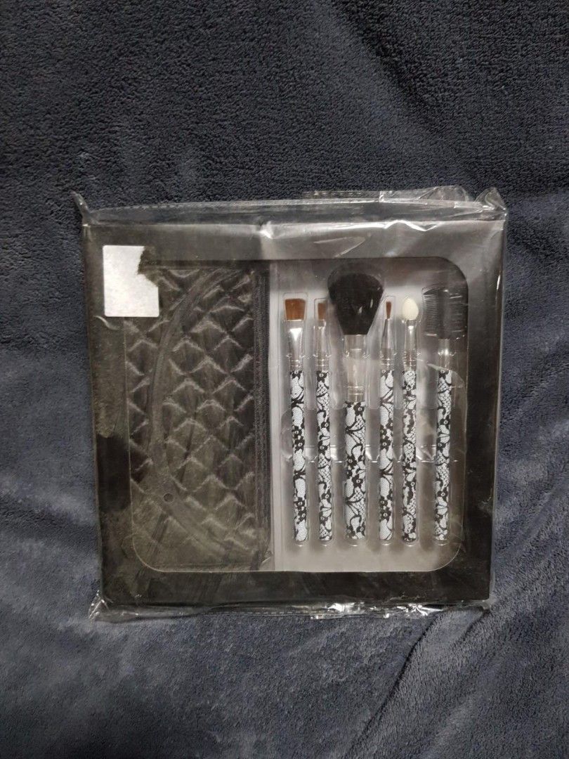 Makeup Brushes with Pouch (Category: Makeup) located in Quezon City. Submitted by snowflakes.specials (Listing ID 1446574603, Image 1). Description: Brand new.