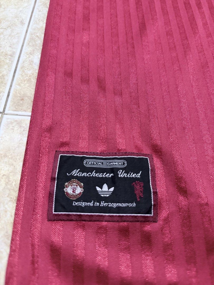 MAN UTD SPECIAL (Category: Activewear) located in Kuala Terengganu. Submitted by sabree_bogard (Listing ID 1446656927, Image 3). Description: MAN UTD SPECIAL SIZE XL ON TAG PIT 22 LABUH 27.5 ADA TERTARIK BENANG DEKAT ATAS ADIDAS DAN DEKAT BELAKANG SIKIT , YANG LAIN CUN .
