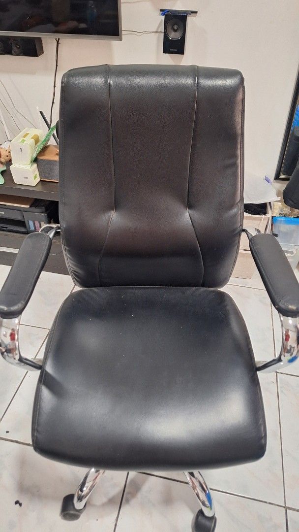 Mandaue Foam Office leather chair (Category: Office Furniture & Fixtures) located in Manila. Submitted by abgmvergar02253 (Listing ID 1446628784, Image 2). Description: bought from mandaue foam.