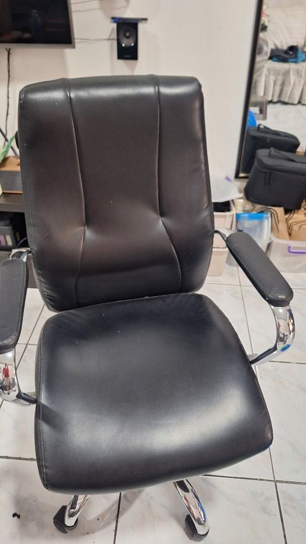 Mandaue Foam Office leather chair (Category: Office Furniture & Fixtures) located in Manila. Submitted by abgmvergar02253 (Listing ID 1446628784, Image 1). Description: bought from mandaue foam.