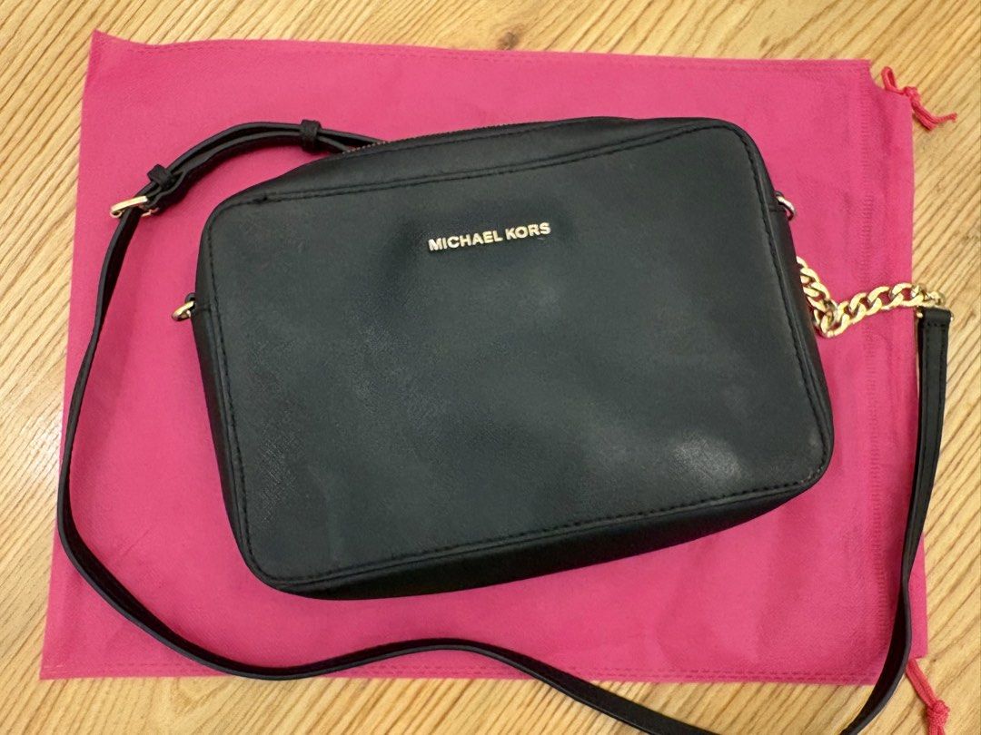 Michael Kors Black Jet Set Crossbody Bag (Category: Cross-body Bags) located in Paranaque City. Submitted by yanionlineshopping (Listing ID 1446689632, Image 1). Description: 👜 Authentic pre-loved bags from Japan for sale! 🇯🇵 Please note that these are pre-loved, so normal signs of use are expected (e.g., wear on the leather, hardware, corners, or interior). Payment via GCash or Bank Transfer..